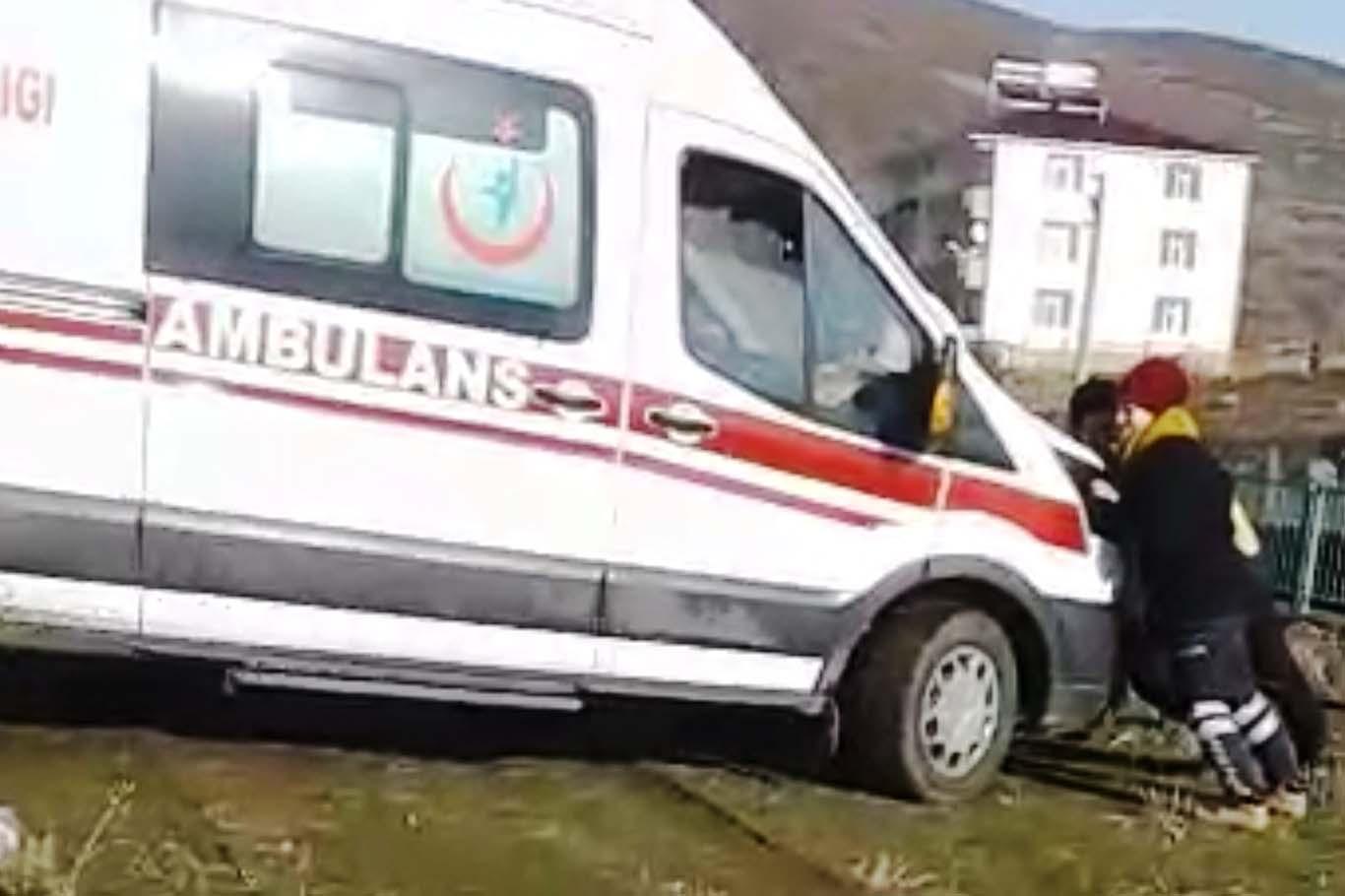 Hasta taşıyan ambulans çamura saplandı